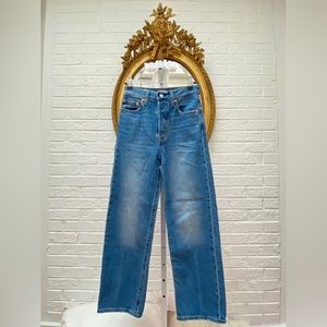 Levi’s Ribcage Straight Ankle Jeans